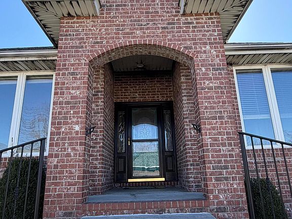 5th image of 816 W Myra Drive