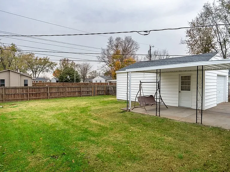 1012 Holly Ave — Photo 3