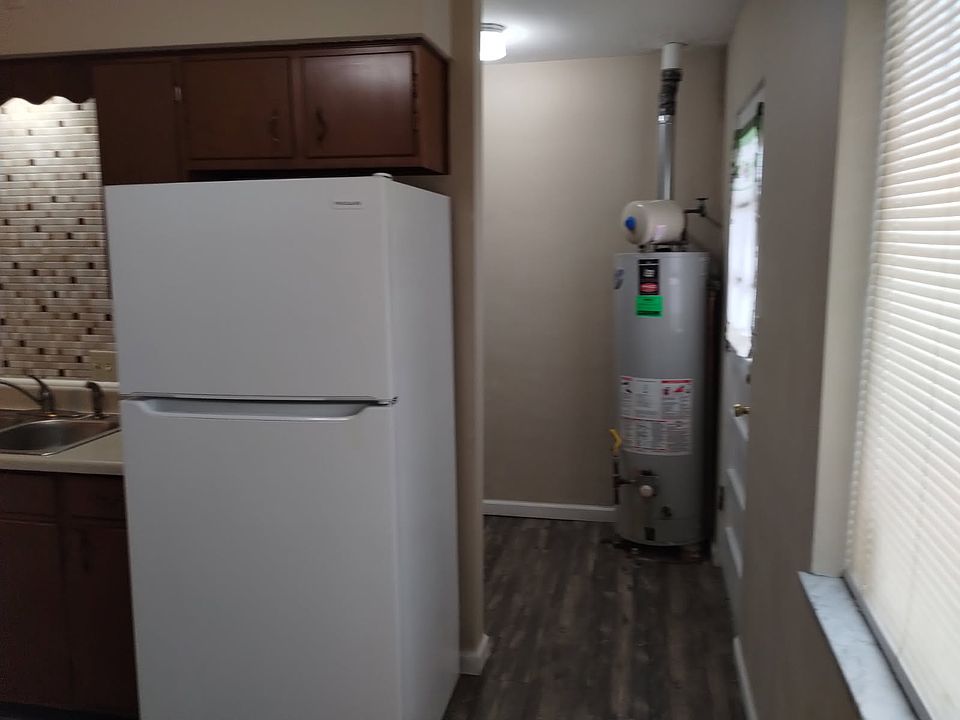 VIEW FROM KITCHEN TO THE UTILITY ROOM
