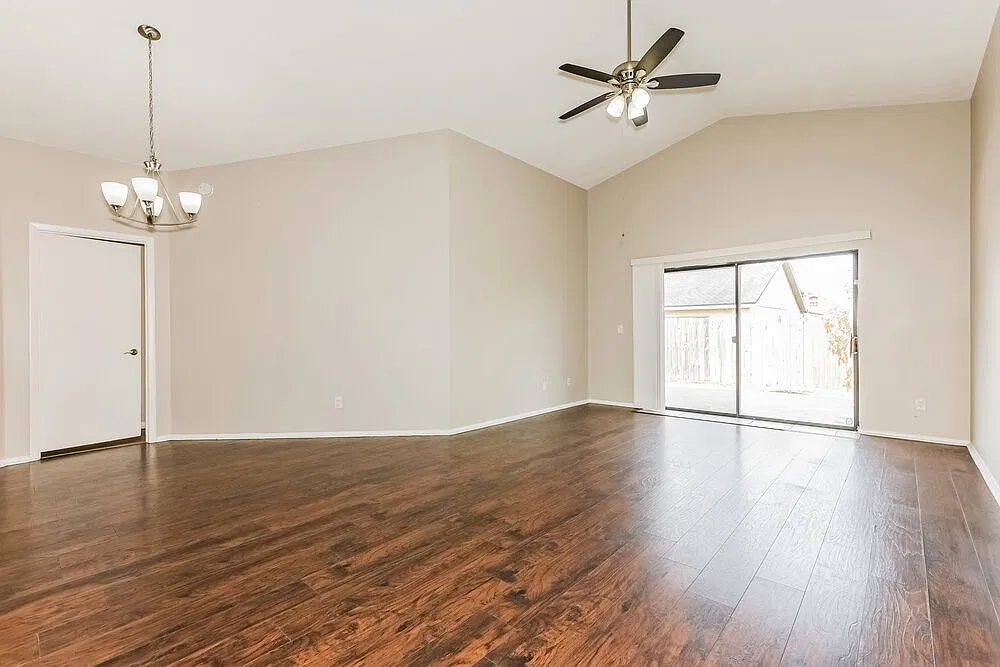 3 bed, 2.0 bath, 1419 sqft, $1,960 — Photo 4