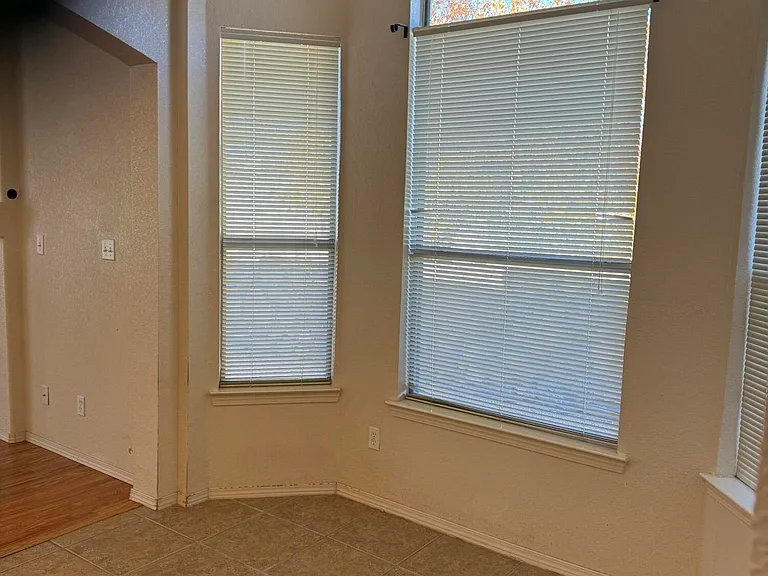 10899 Northview Dr — Photo 2