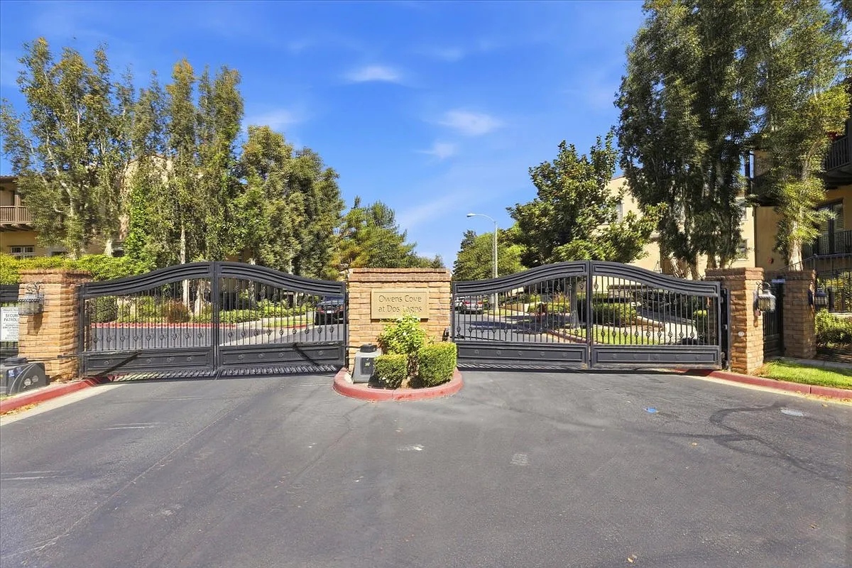 3 bed, 1825 sqft, $3,695 — Photo 3