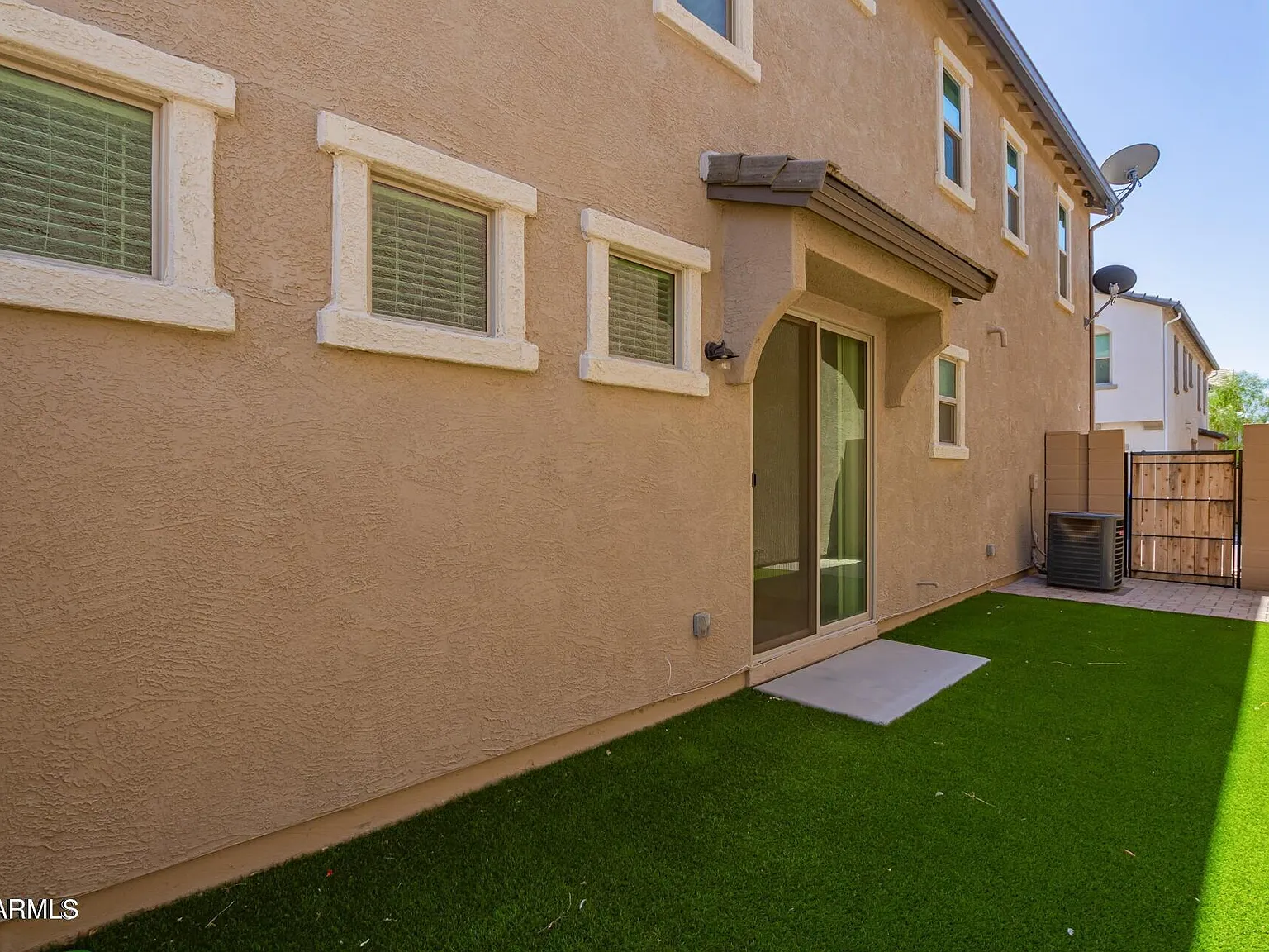 3 bed, 2.5 bath, 1605 sqft, $2,095 — Photo 2