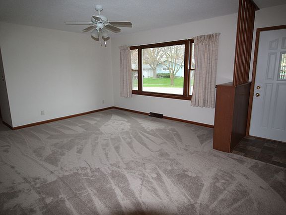 Living Room w/new carpet