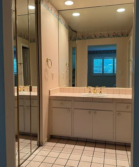 Main bedroom Vanity Area