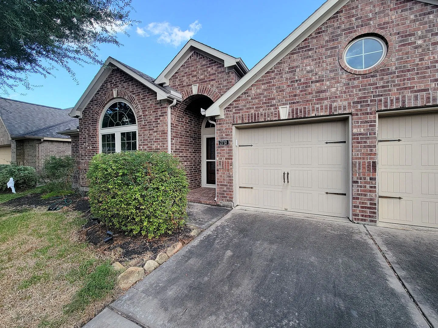 Welcome to 2710 Bamboo Lane in Rosenberg, Texas! This spacious 4-bedroom, 2-bathroom home offers ... — Photo 2