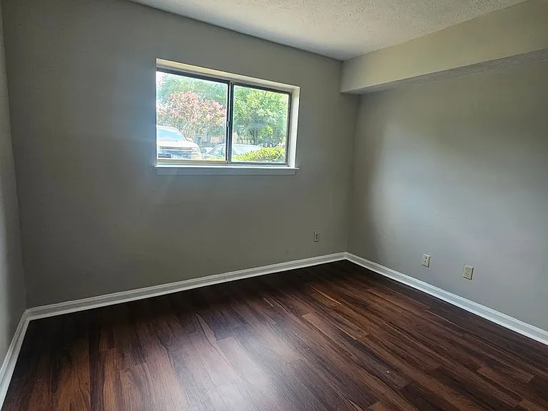 1402 Old Manor Rd — Photo 16