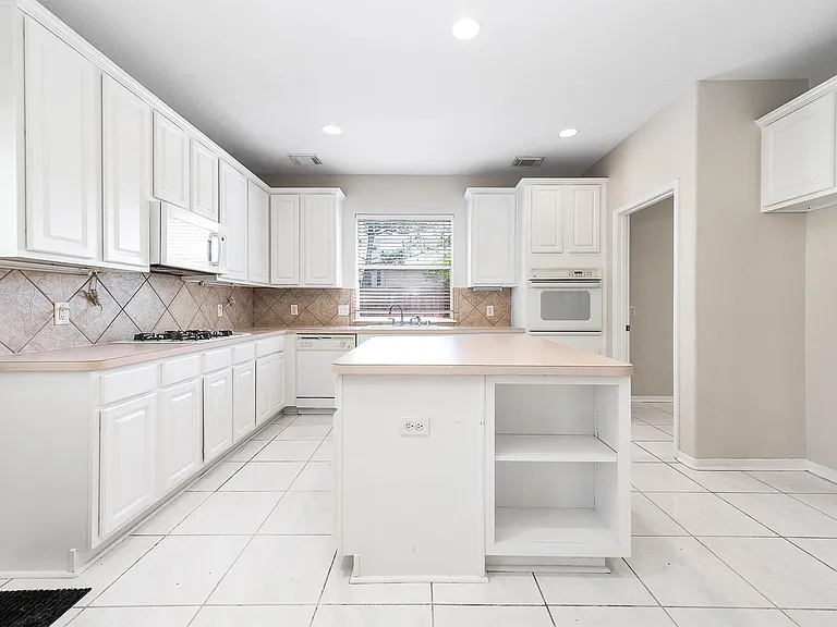 7902 Feather Springs Dr — Photo 17