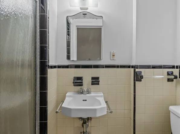 750 Kappock Street image 8 of 17