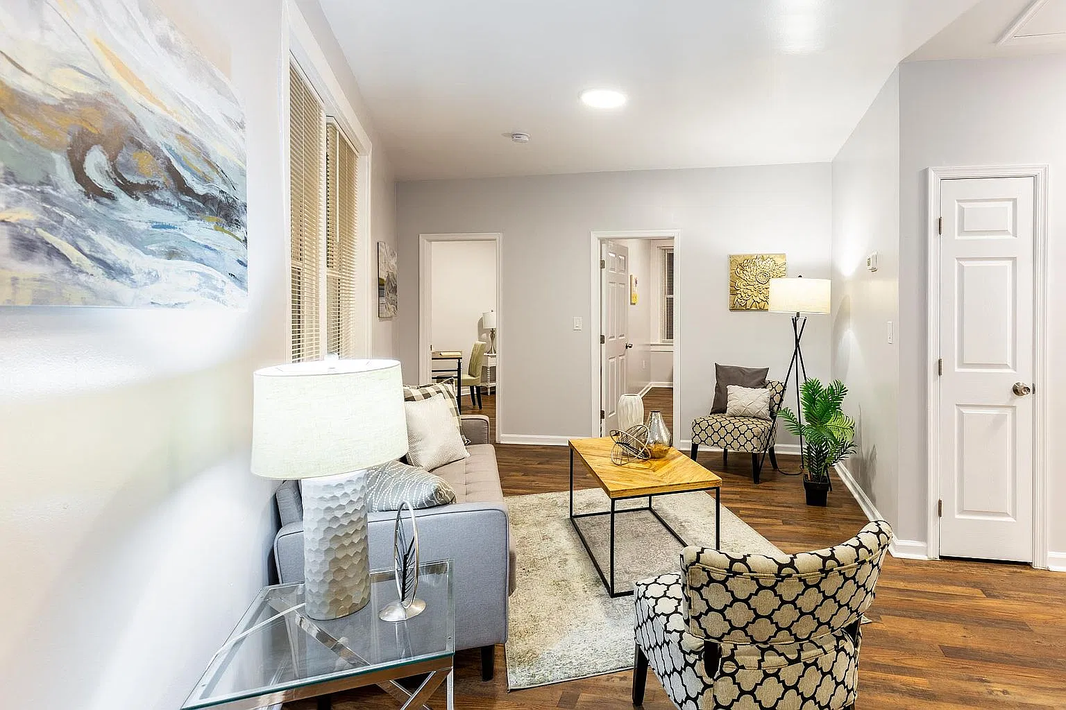 4 bed, 1000 sqft, $4,900 — Photo 3