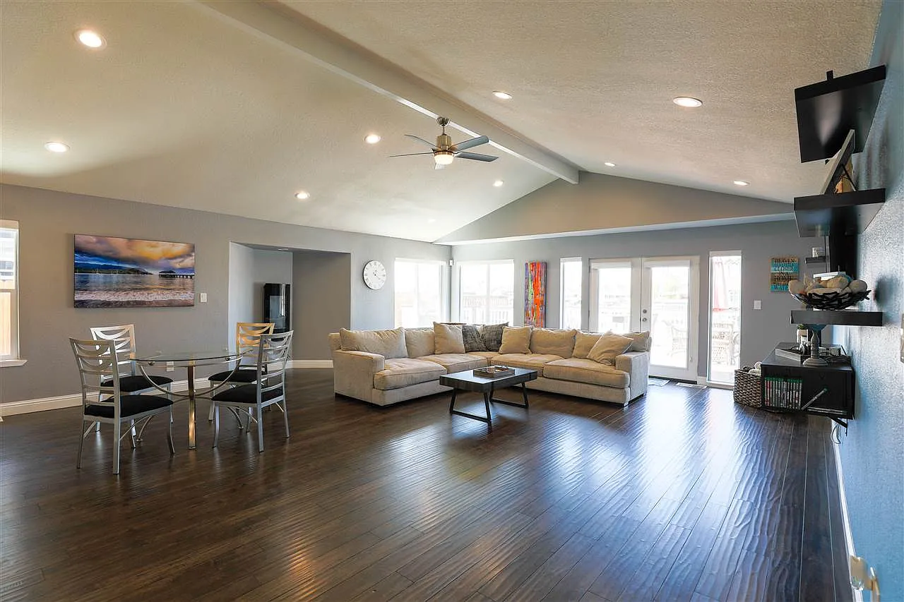 1807 Dolphin Pl photo 1