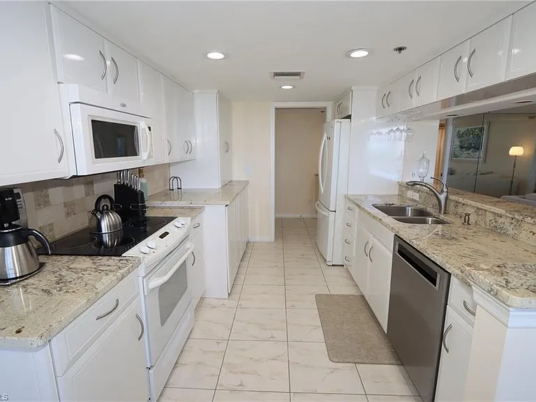 5550 Heron Point Dr #902 — Photo 3