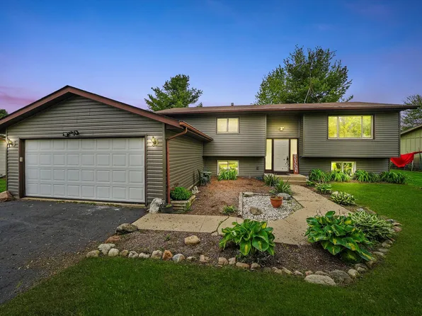 9619 Woods Ln, Hebron, IL 60034