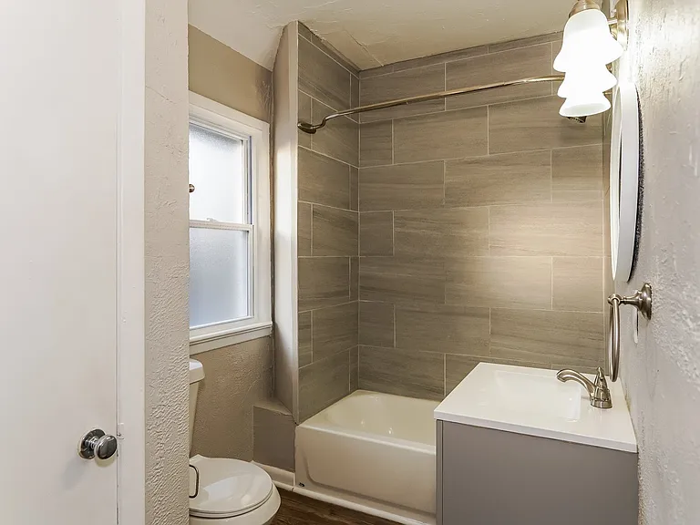 438299_029_bathroom_13585043.jpg