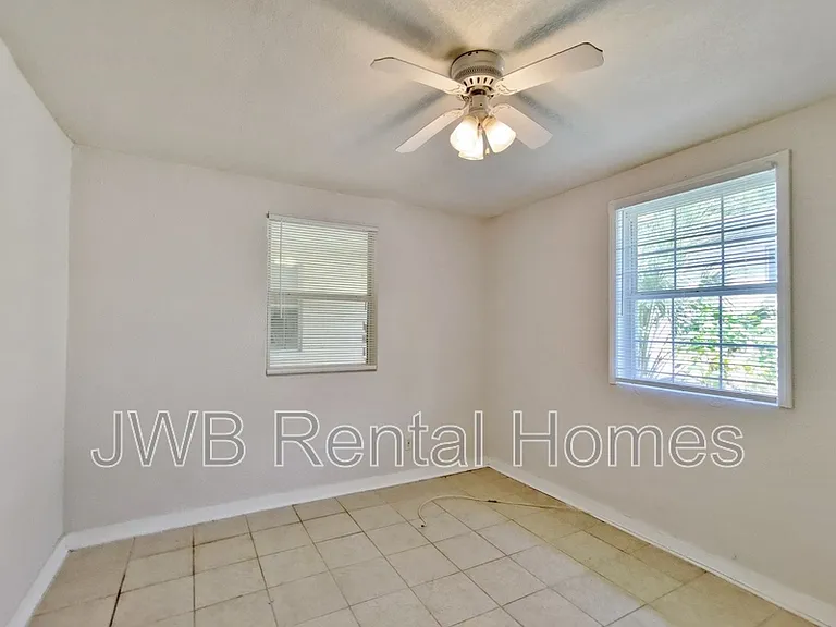 1040 Almeda St — Photo 4