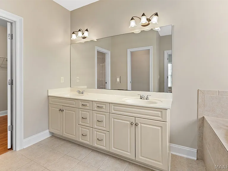9729 Helmsley Cir — Photo 12