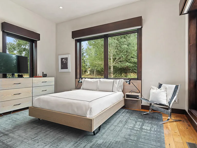 Main level guest suite