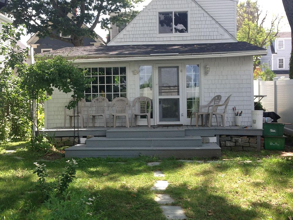 Hidden cottage near downtown Portsmouth.