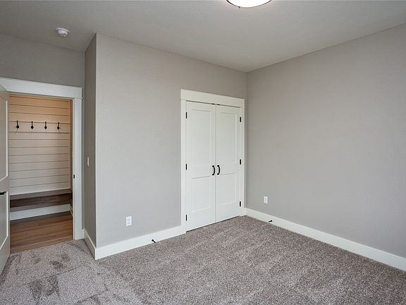 3rd image of 728 NE Doe Pointe Dr