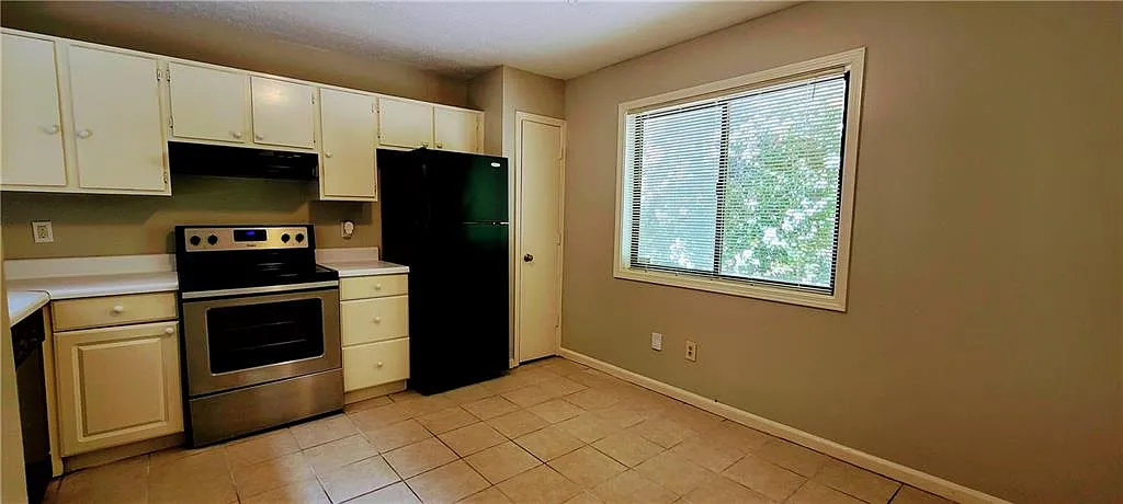 2 bed, 2.0 bath, 3384 sqft, $1,690 — Photo 3
