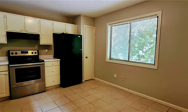 966 Amberly Dr #B — Photo 3