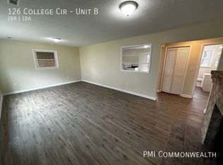 126 College Cir UNIT B, Staunton, VA 24401