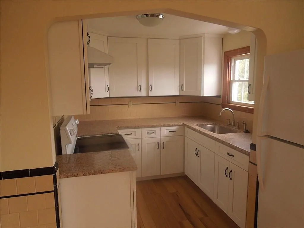 2 bed, 1.0 bath, 2378 sqft, $2,200 — Photo 4