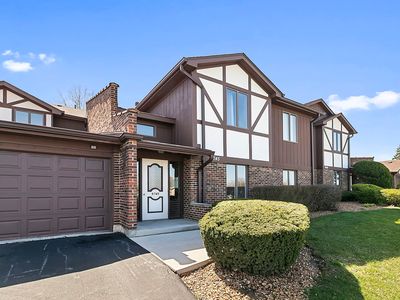 9745 W Creek Rd APT E1, Palos Park, IL, 60464