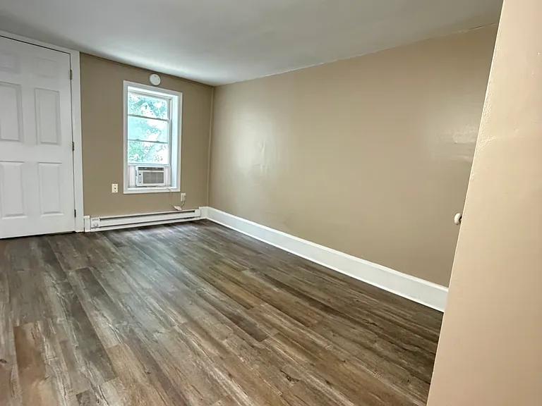 208-210-212 W High St #210 — Photo 11
