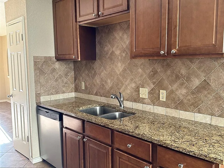 812 Primrose Ln — Photo 5