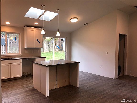 4th image of 906 Oakcrest Dr SE