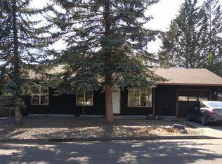 565 Corona Loop Rd, Roseburg, OR 97471