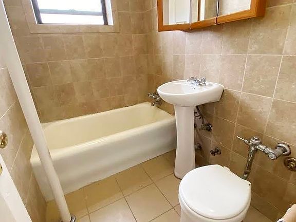 5th image of 25-26 44th St #B3b