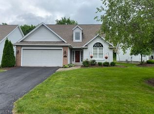 30 Lake Pointe Cir, Canfield, OH 44406