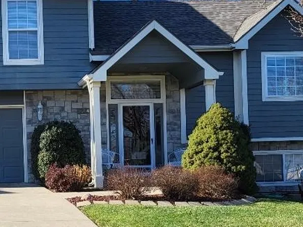 734 N Michigan Cir, Lawrence, KS 66044