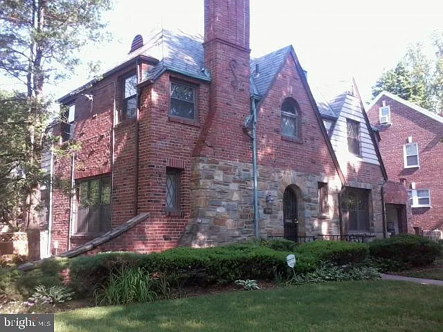 4 bed, 3.5 bath, 2400 sqft, $4,650 — Photo 1