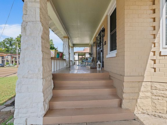 2nd image of 1942 Lamar Ave