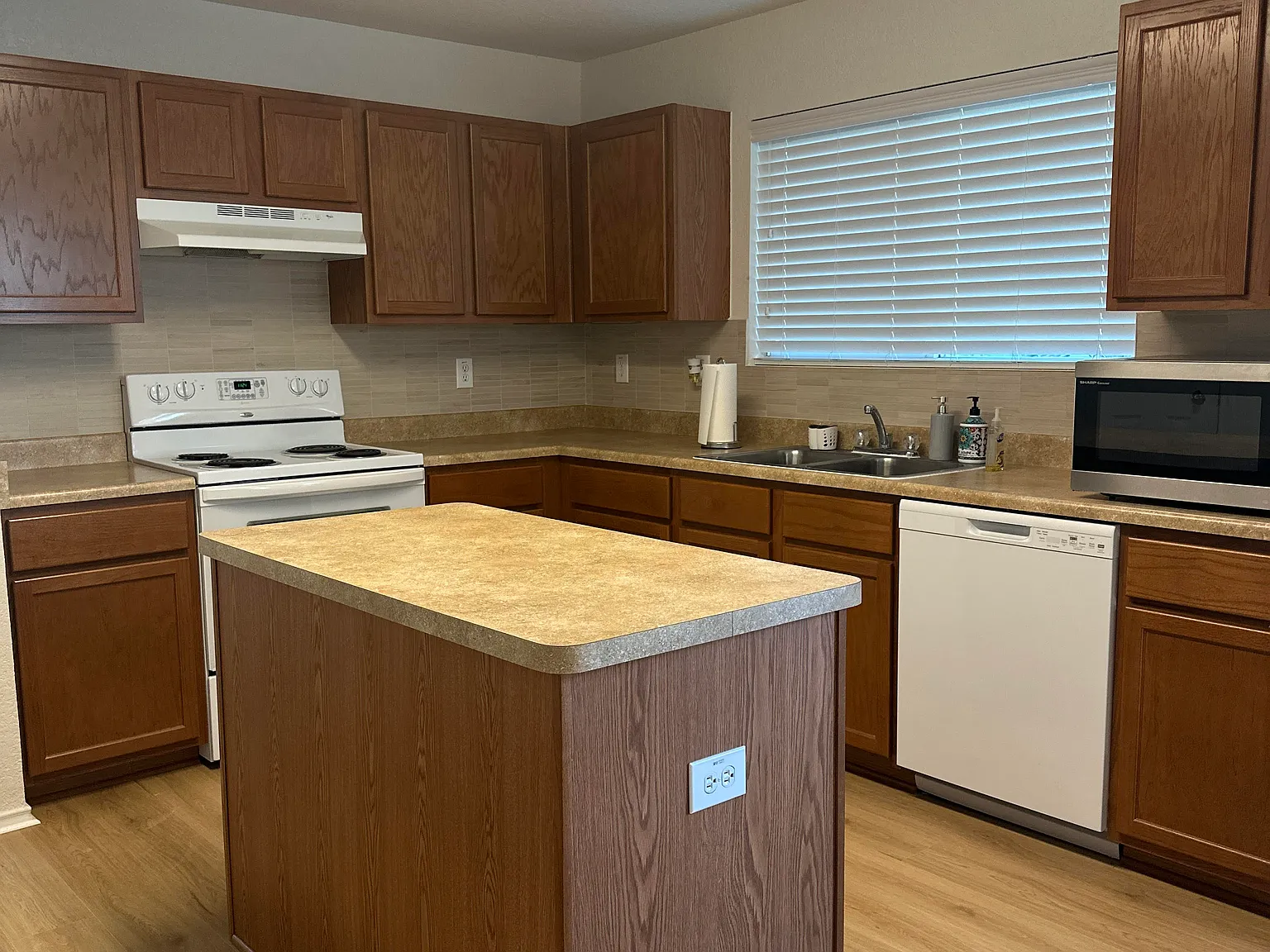 3 bed, 1672 sqft, $1,000 — Photo 3
