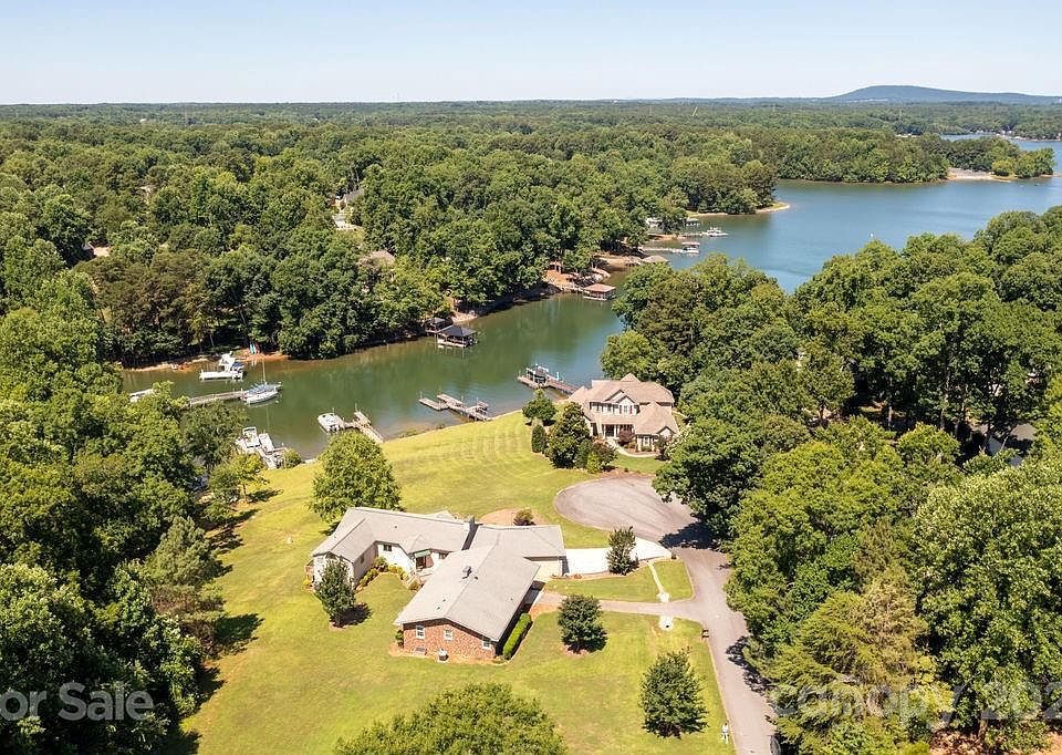 1st image of 7580 Woods Cove Ct