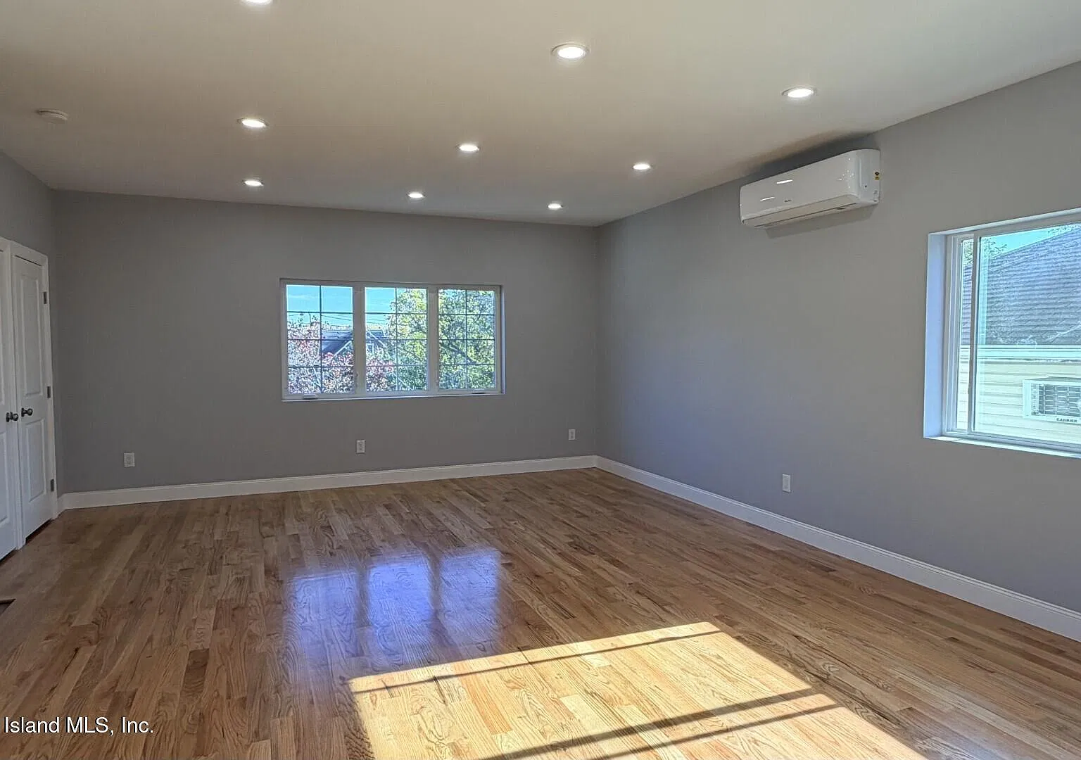 3 bed, 2.0 bath, 2400 sqft, $3,200 — Photo 3