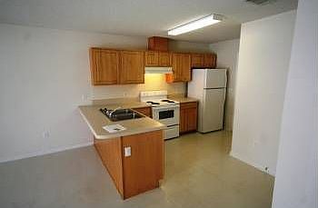5th image of 2140 W Belmont St