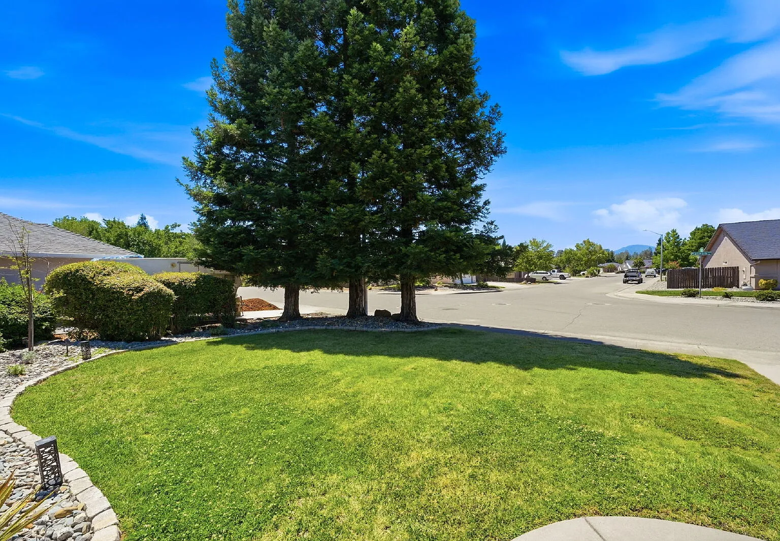 3 bed, 2.0 bath, 1600 sqft, $2,550 — Photo 2