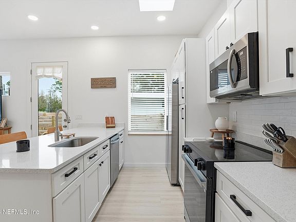 5th image of 3516 EVERNIA Street