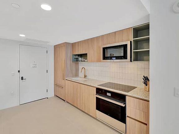 5th image of 601 NE 1st Ave #3613