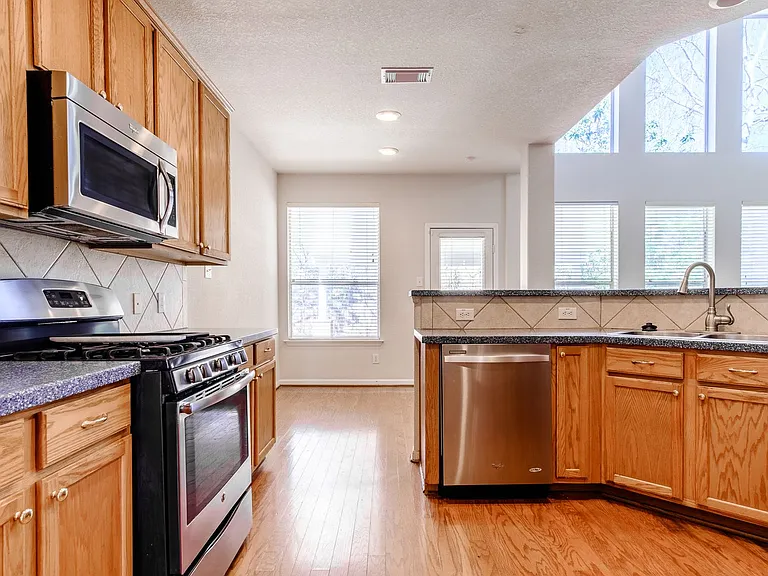 2918 Five Oaks Dr — Photo 10