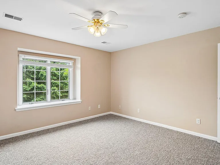 1819 Brookview Dr — Photo 47
