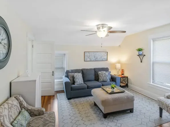 219 W Park Ave, Libertyville, IL 60048