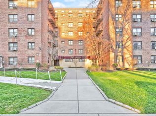 87-15 204th St APT B62, Hollis, NY