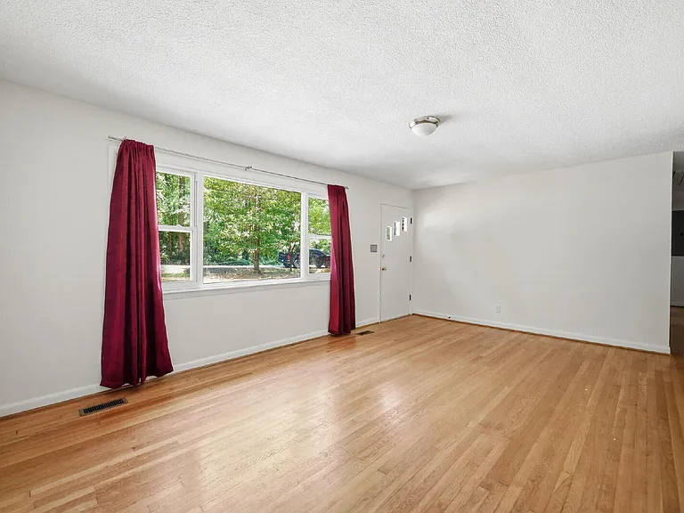 139 Windsor Cir — Photo 7
