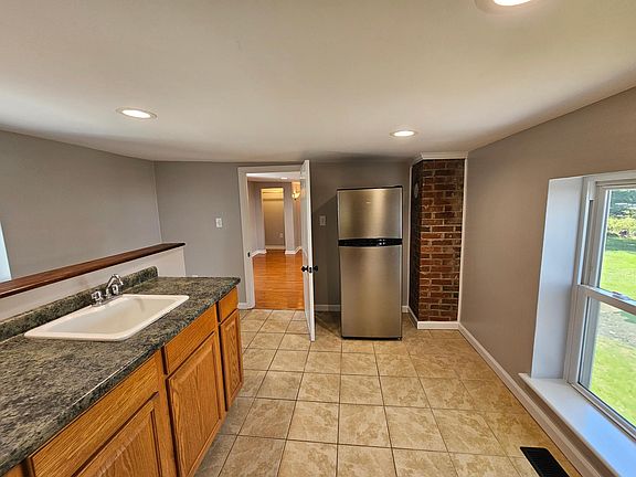 3rd image of 208B Old River Rd